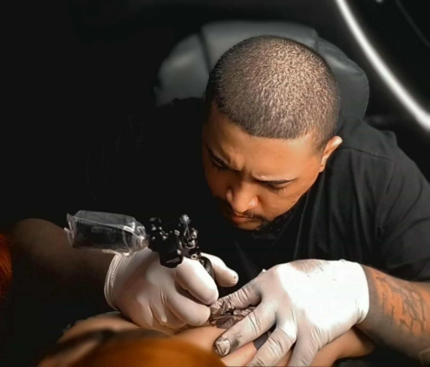 João Wilker tatuando no estúdio