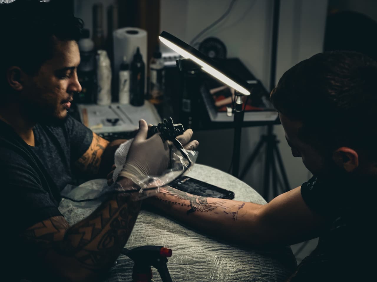 Sessão de tatuagem em ambiente preparado